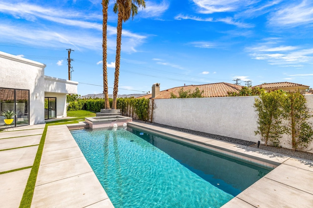 The Lighthouse- Monthly 4 bd 4 bth Pool Spa