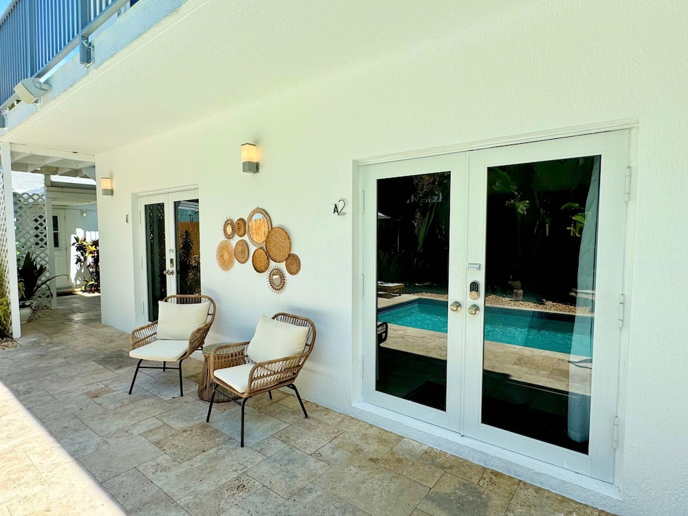Islands Inn on the Drive - Poolside Paradise Suite - A1