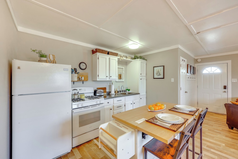 Pet-friendly Studio w/ Yard & Fire Pit in Vilonia!