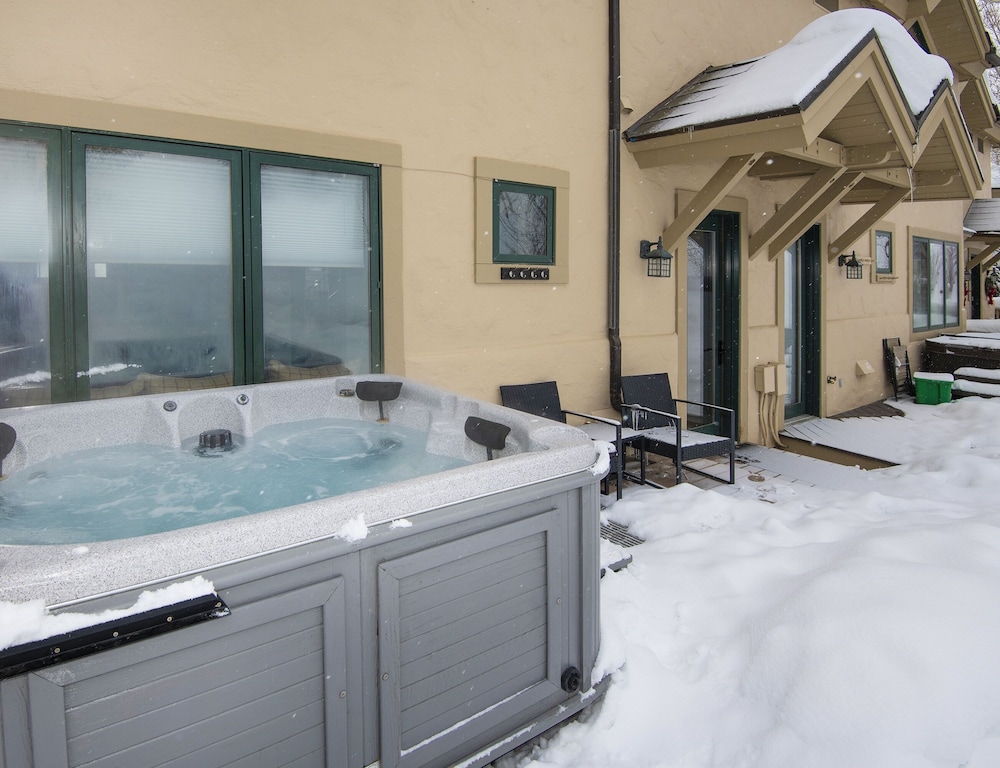 Ski In Ski Out Townhome in Rocky Mountain Access to Elkhorn Chairlift by RedAwning