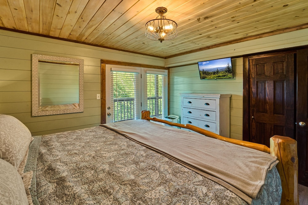 Family Friendly Getaway I Hot Tub In Gatlinburg