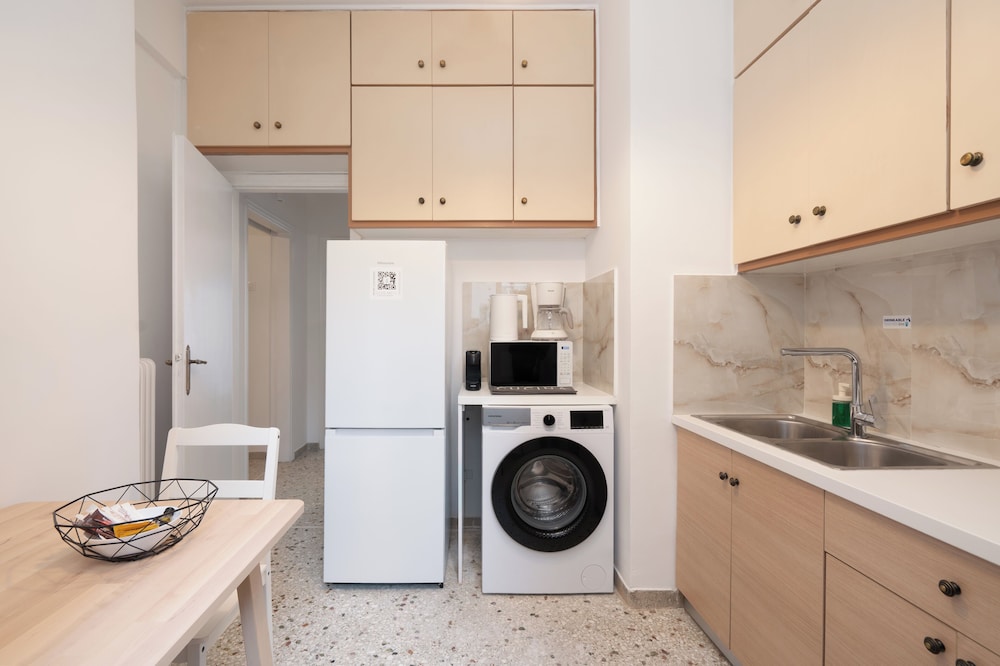 Cozy Apartment in Athens With Balcony, 5 Minutes To Metro