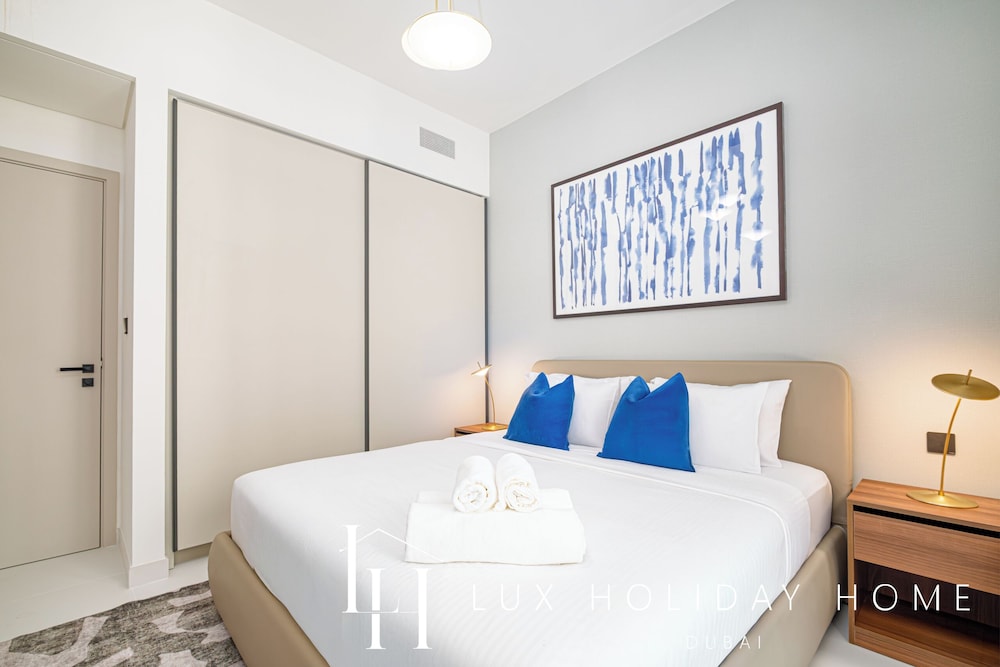 LUX The Marina Vista Beachfront Suite 5