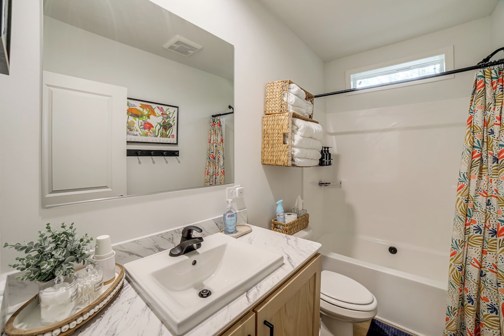 Lake Access, Pools & More: Family Home in Stanwood