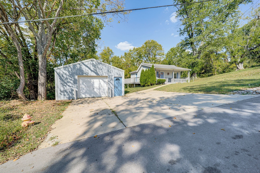 Walk to Main Street! Family Home in Williamstown