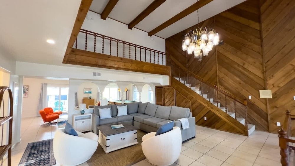 Fun Retro Island Vibe Sleeps 17 Beach 1 Block 4 Bedroom Home