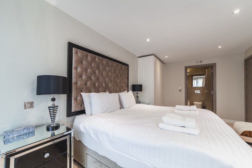 Stylish Three-bedroom Battersea Flat view 2