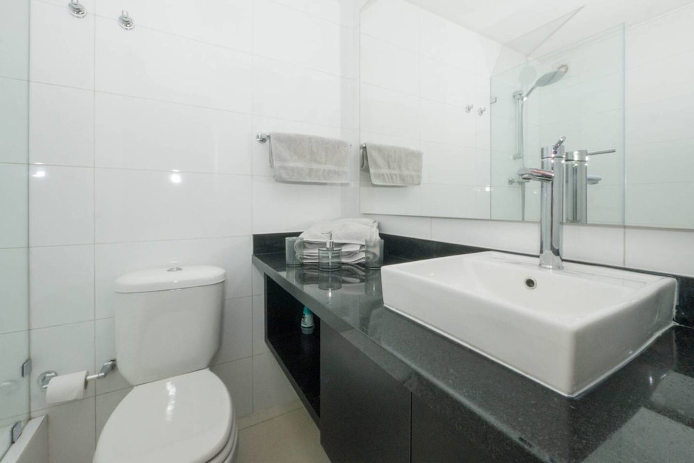 Modern Studio - w Pool Gym Steps Away From Metro