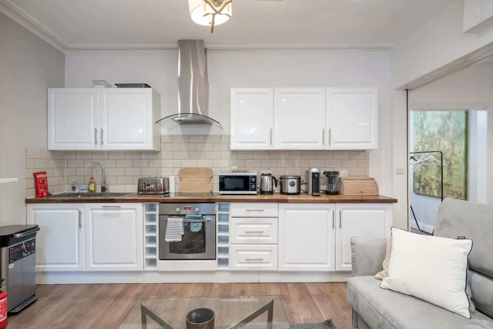 Bright and Modern 2 Bedroom Apartment in Earl's Court