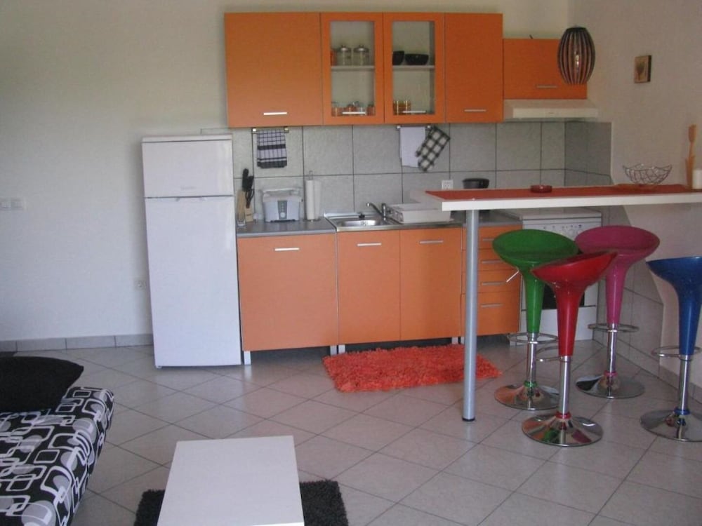 Xena - Comfort and Spacious - A4 Orange view 5