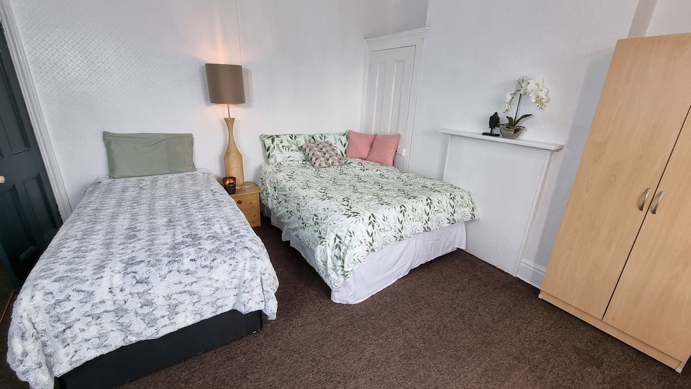 Spacious 4-bed House Great Location Coventry view 3