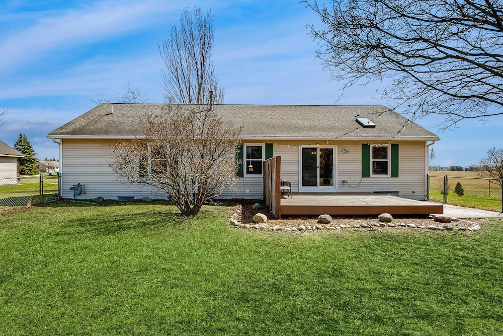 Charming 3BR Home w/ Lake Access & Pool Table