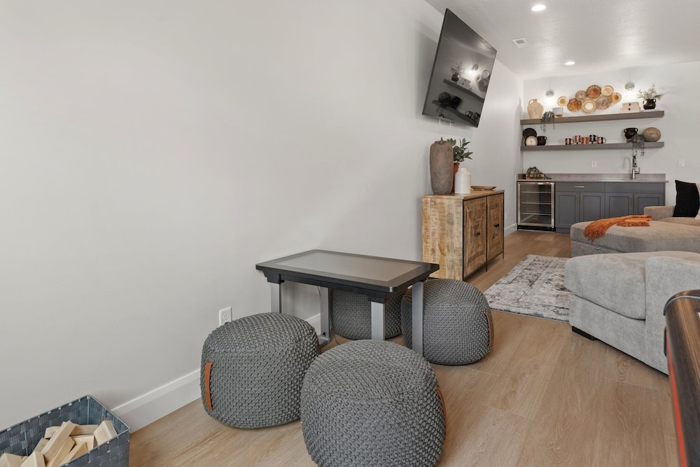 Canyon Country Oasis 6 Bedroom Townhouse