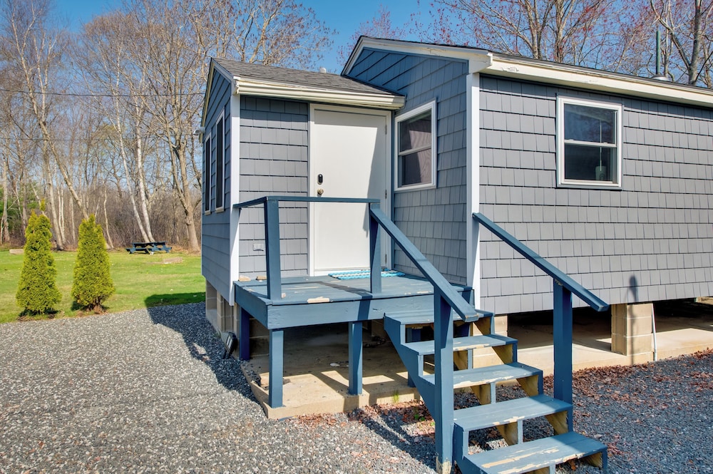 Walk to Long Sands Beach: Cottage w/ Fire Pits!
