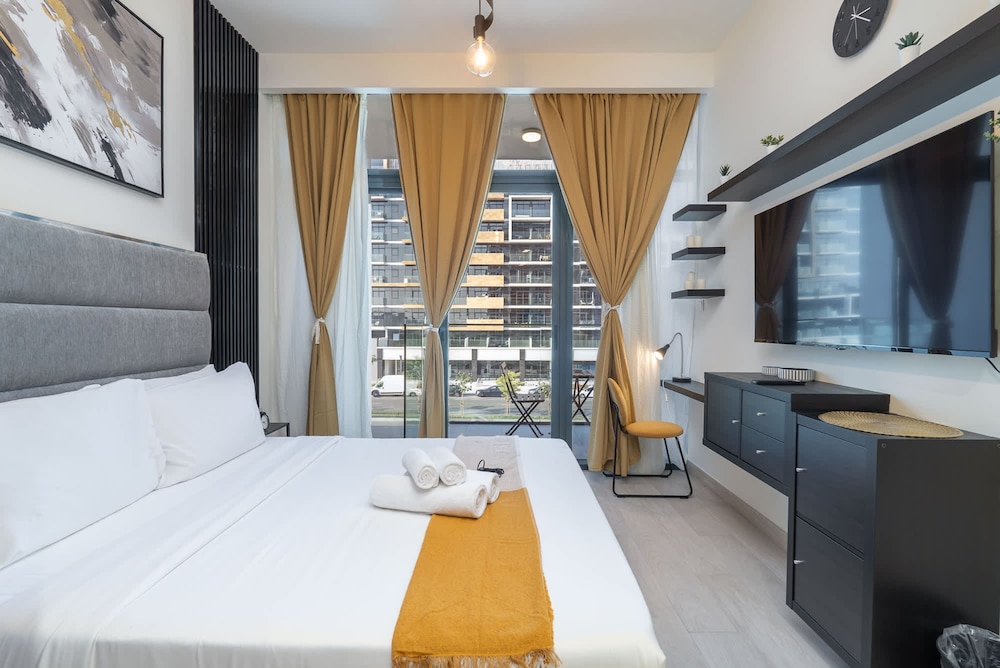 Homey Studio Apartment Perfect for 2 at Azizi Riviera 46