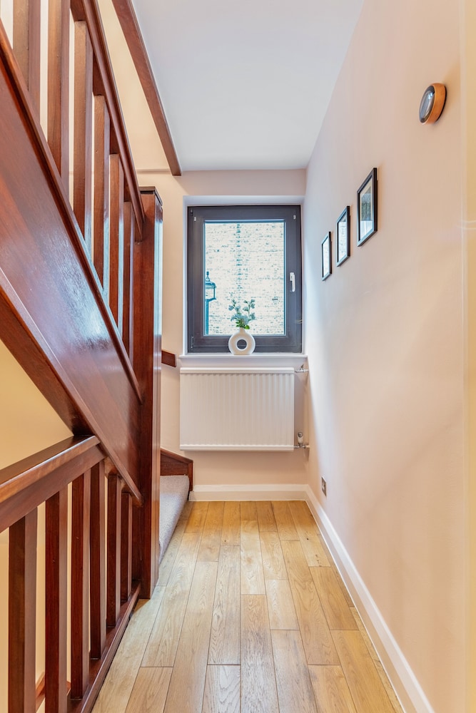 Spacious 2BR House by Madame Tussauds