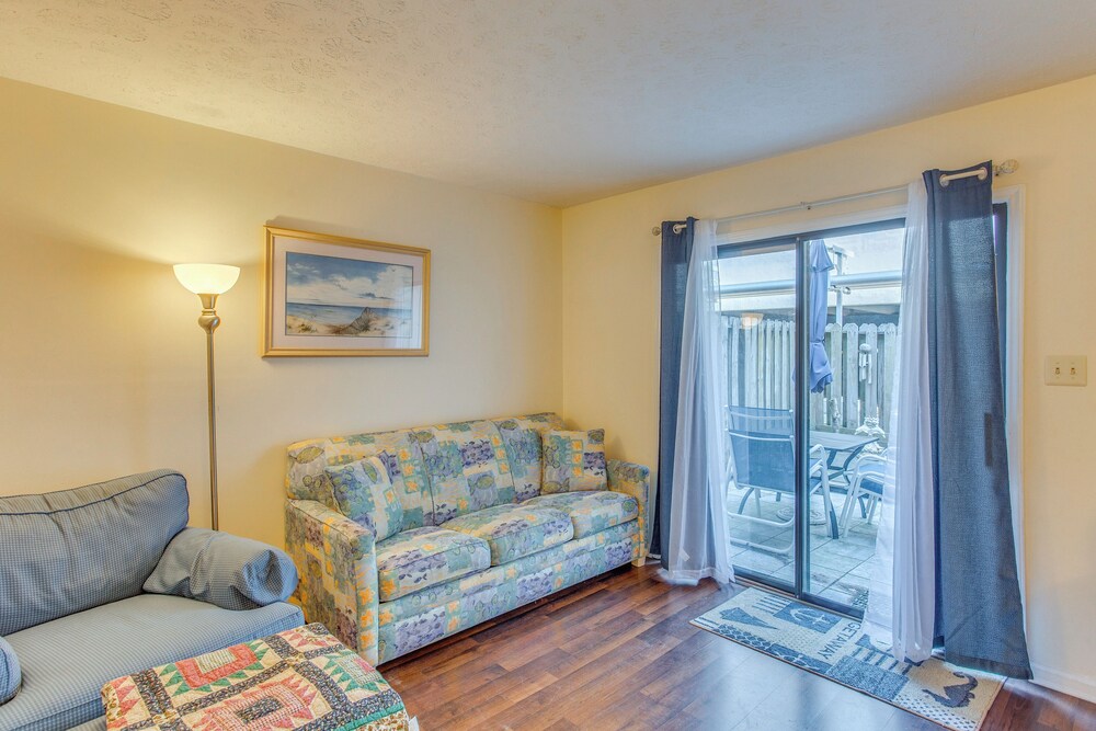 Walk to Myrtle Beach: Townhome w/ Pool Access