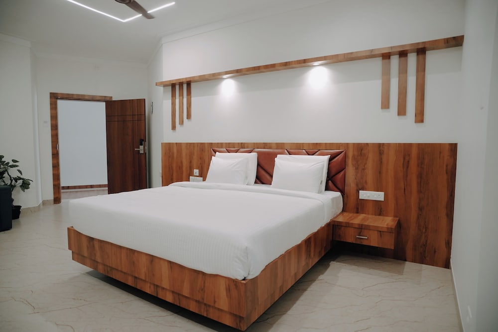 Shambhavi Hotel & Convention Centre