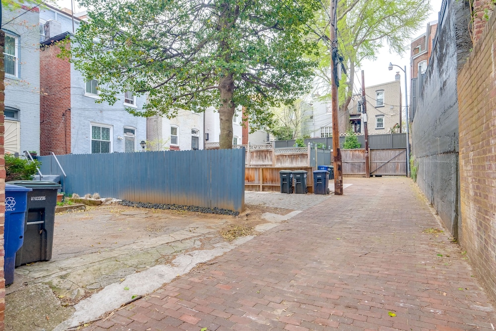 Historic Georgetown Townhome: Walkable Location!
