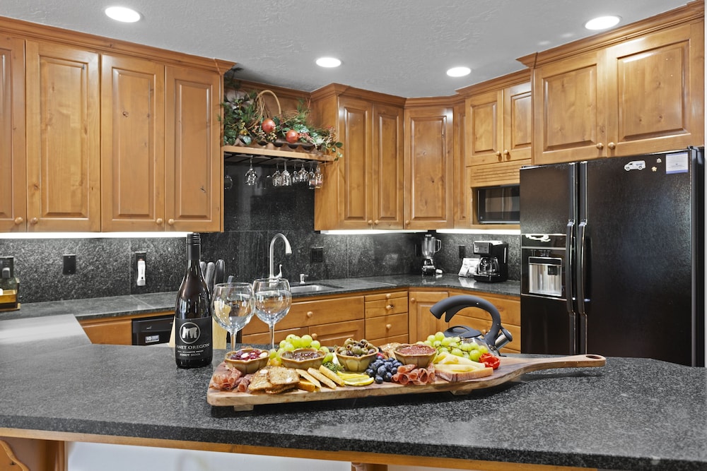 Deer Lake Village at Deer Valley Resort - Four Bedroom Condo with Hot Tub #2478 4 Condo