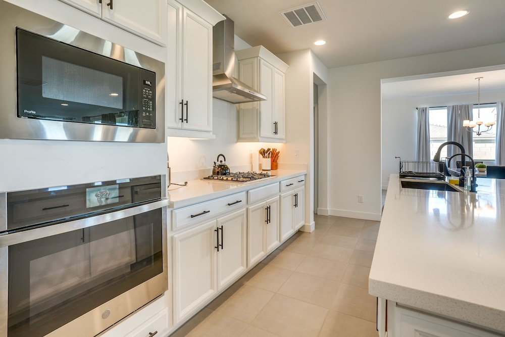 5 Mi to Westgate: Newly Built Glendale Home