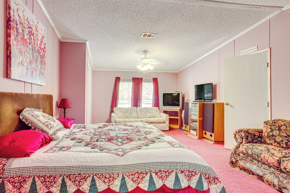 Near Historical Sites: Quiet St Helena Island Home