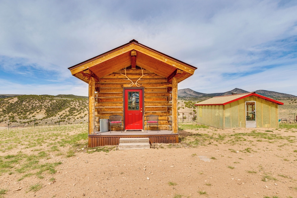 Sunset & Mtn Views: Rustic Colorado Retreat!