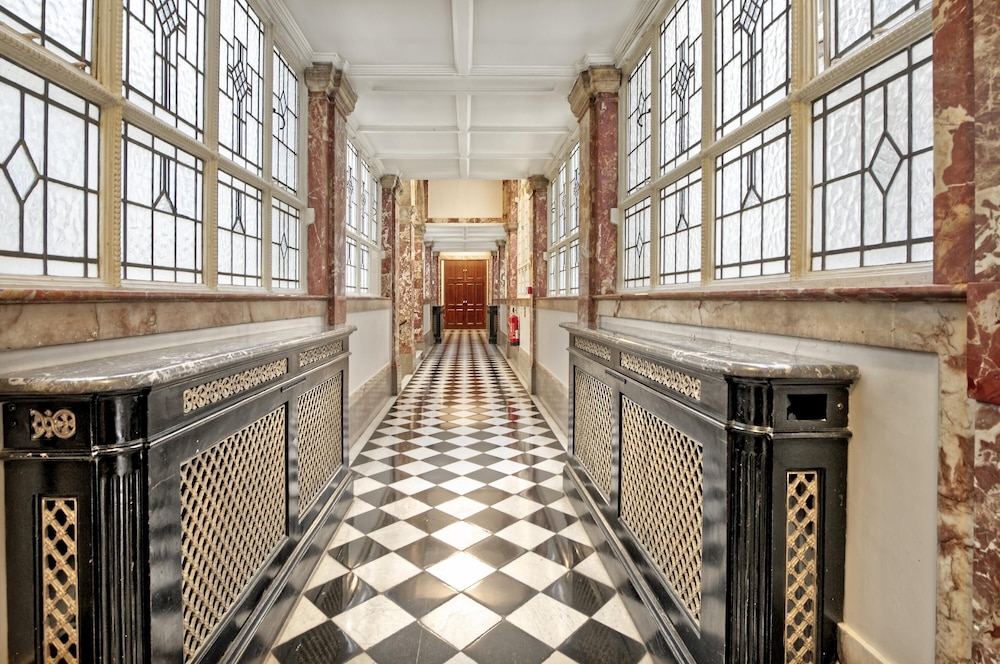 Historic Whitehall Flat in SW1 by Underthedoormat