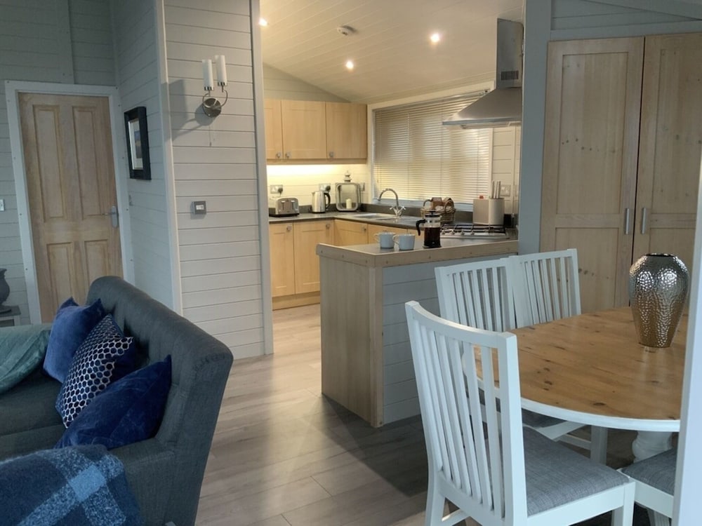 Holly Blue - Cosy Wooden Lodge, Kippford view 5