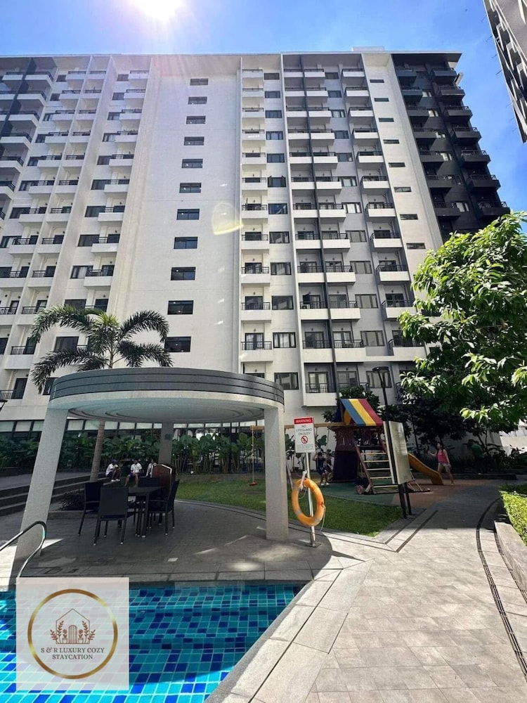 S&R Staycation Walk to SM Bicutan, With Karaoke,disney Plus, Netflix, Youtube