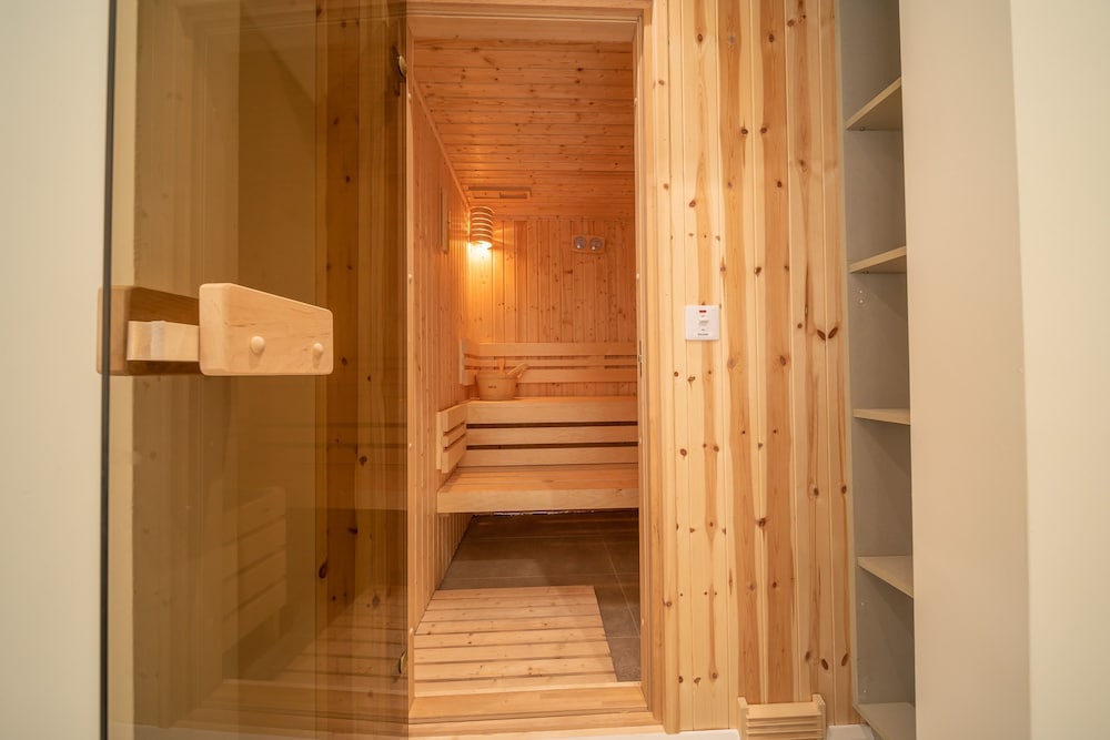Luxury 5 Bedroom Home With Outdoor Jacuzzi and Indoor Sauna