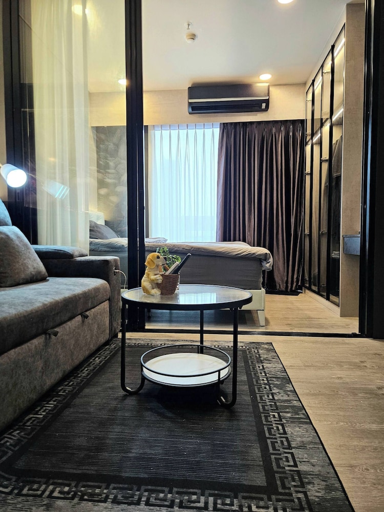 12th Floor Cozy Studio Room, 5-10 Mins Walk to Iconsiam and BTS