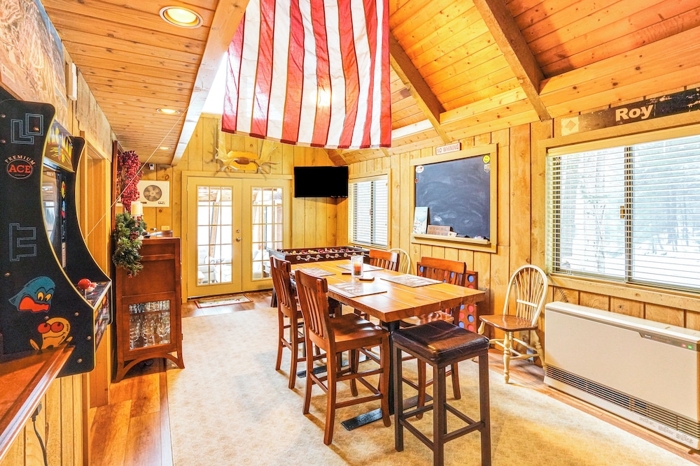 5 Mi to Ski: Family-friendly Home in West Dover!