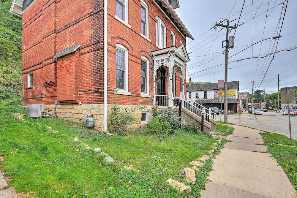 < 1 Mi to Downtown: Historic Dubuque Gem! view 2