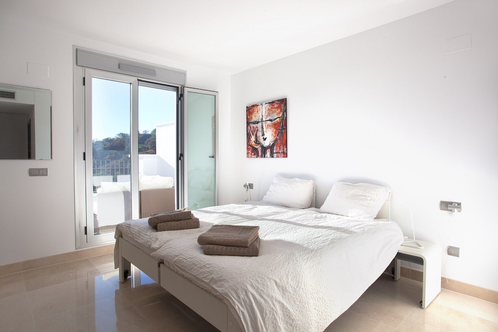 Modern Apartment With Balcony