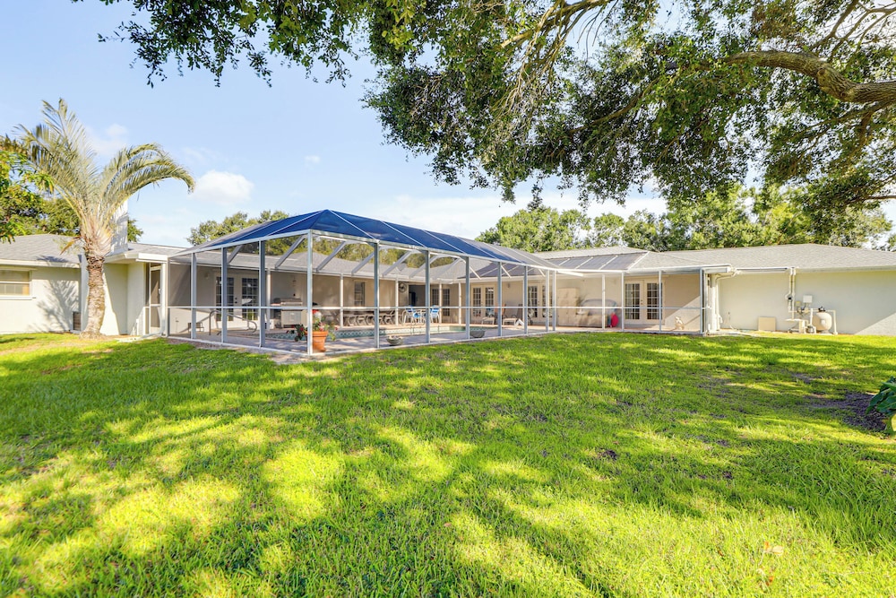 Sunny Sarasota Stay: Screened Pool + Pet Friendly