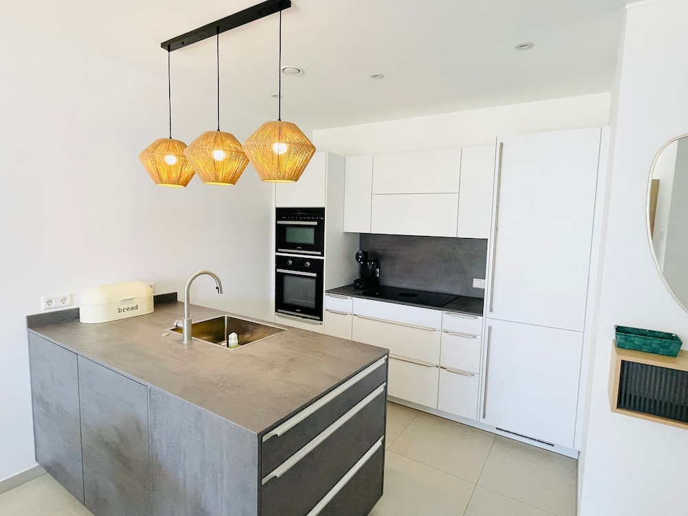 Luxury 1 bedroom. Center Terrace&Parking view 3