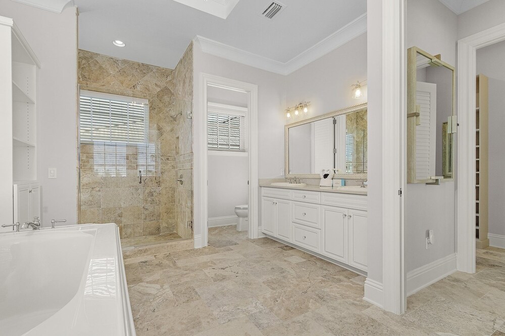 260 Coastal Luxe Retreat: 5bd/4.5ba, Pool & Spa, Water Views 5 Bedroom Home