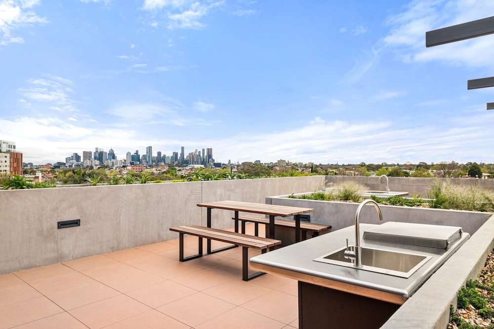 Brand-new 2-bed With Rooftop Access view 5