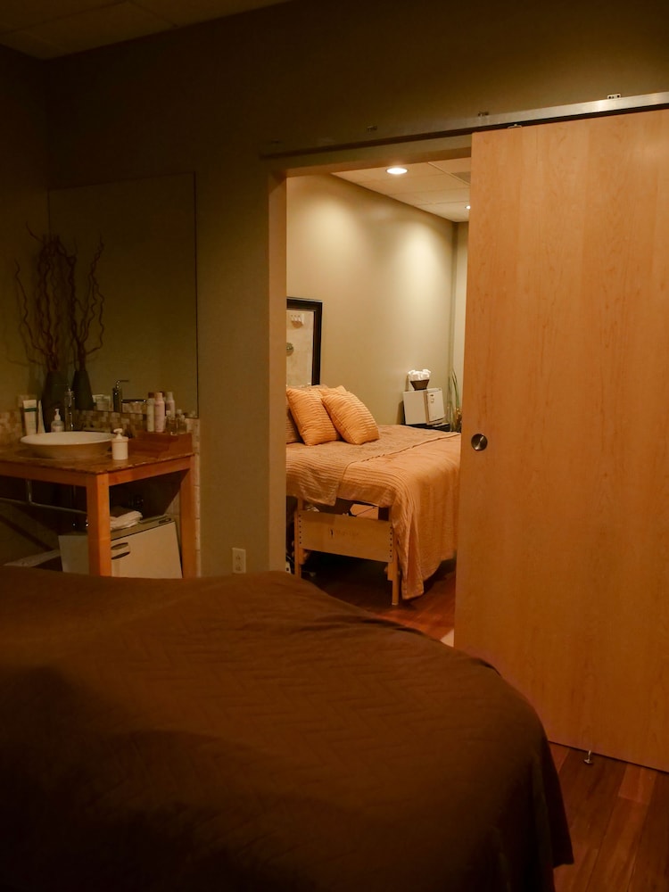 Burlington Vacations - The Catfish Bend Inn  Spa - Property Image 11