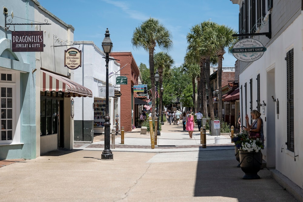Bright 4BR Home Near Beach Historic Downtown