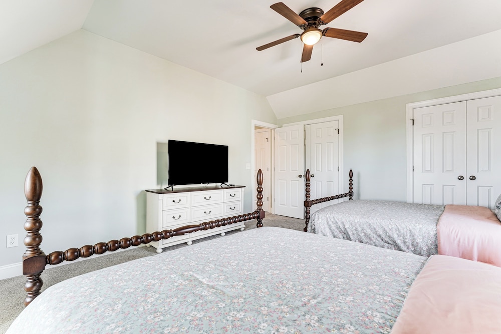 Summerville Historic Bungalow w/ Hot Tub