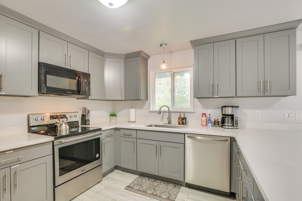 7 Mi to Dtwn: Pet-friendly Abode in Seattle!