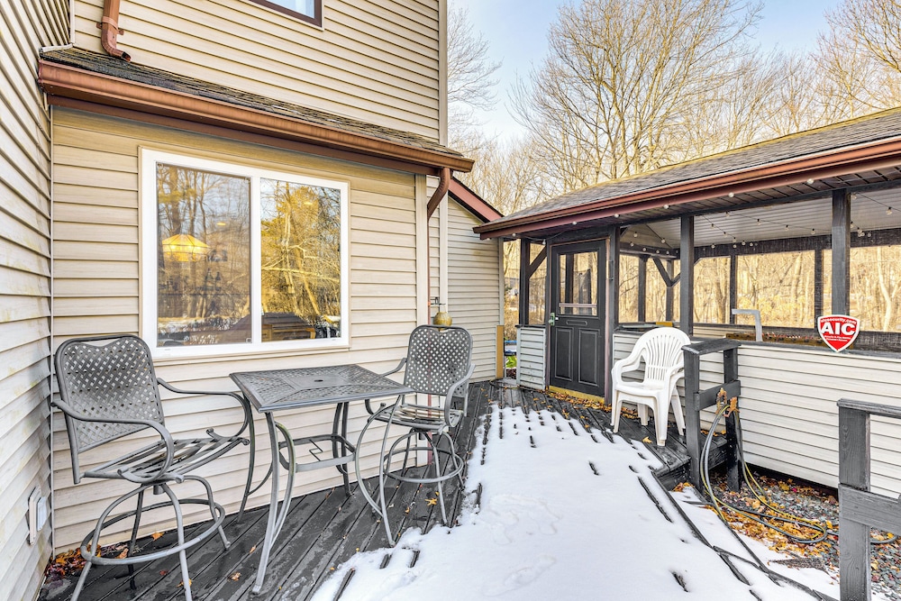 Hot Tub & Game Room: Long Pond Getaway!