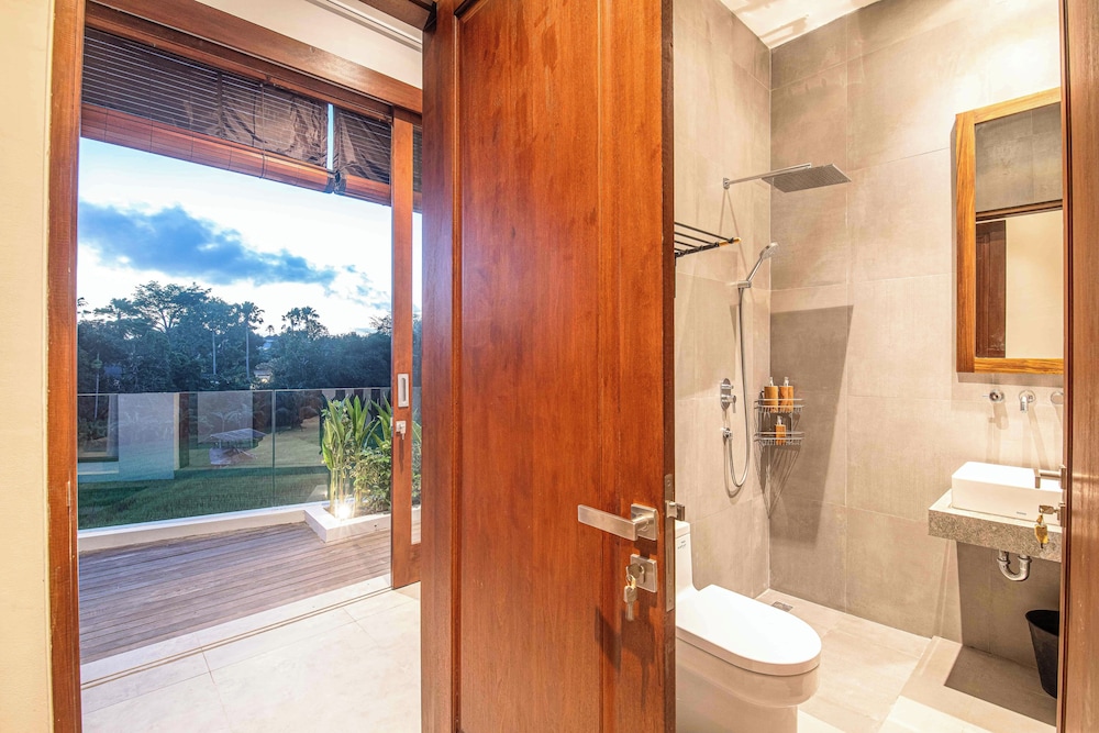 Luxury 5-bedroom Canggu Beach Villa With Scenic Ri