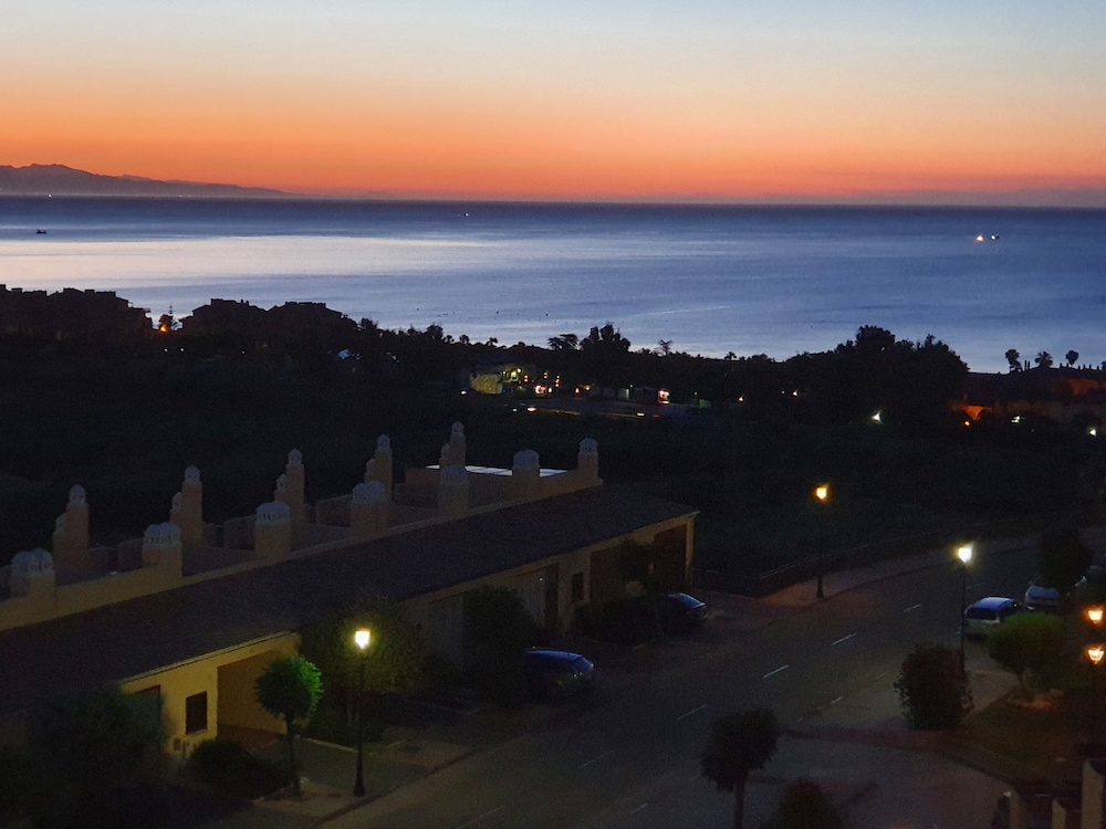3 Bed Penthouse - Sleeps 8 - Pool - Sea View