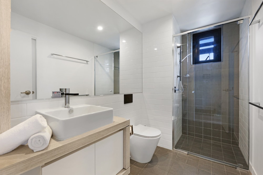 Luxe Beachfront 2-bed With Gym, Pool & Views