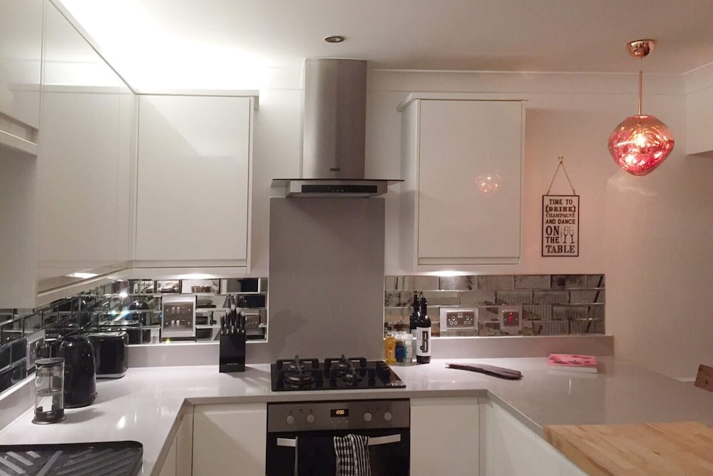 Spacious 1 Bedroom Split Level Old Pub Conversion Tower Bridge