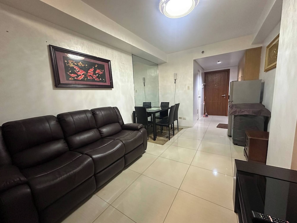 Dainty Pasay City Apartment for Rent - Entire House Front of Mall of Asia