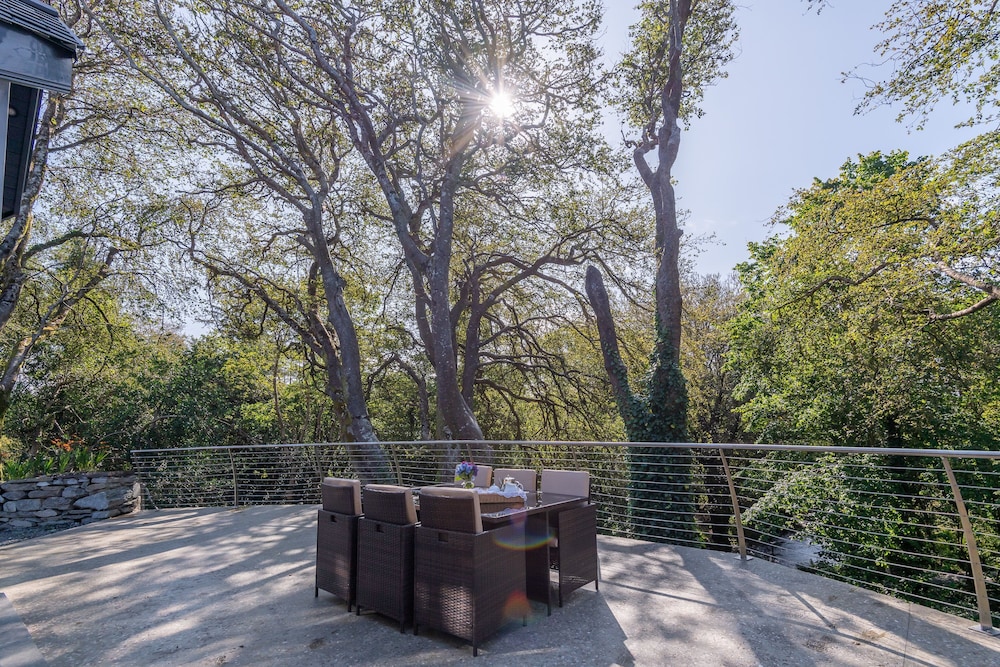 Luxury 5 Bedroom Home With Outdoor Jacuzzi and Indoor Sauna